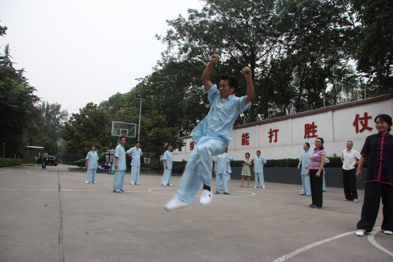 聘请陈式太极拳知名教练教学，开展太极拳兴趣小组活动。